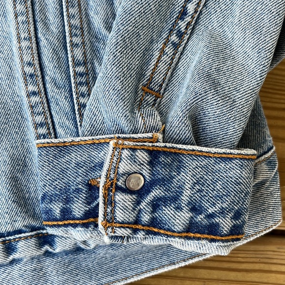 Vintage Levi’s Women’s 4 Pockets Faded Trucker Jean Jacket - Picture 15 of 15